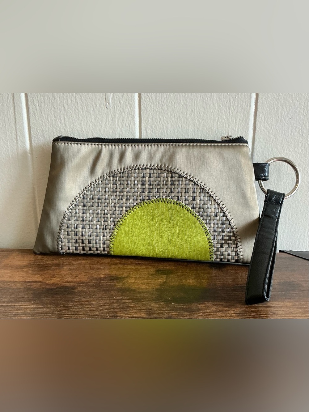 A Rare Vintage HTF Ellu By Leslie Pozen Wristlet Zip Handbag Bag
